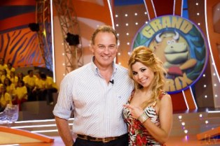 Bertín Osborne et Natalia, les présentateurs de “Grand Prix” 2008